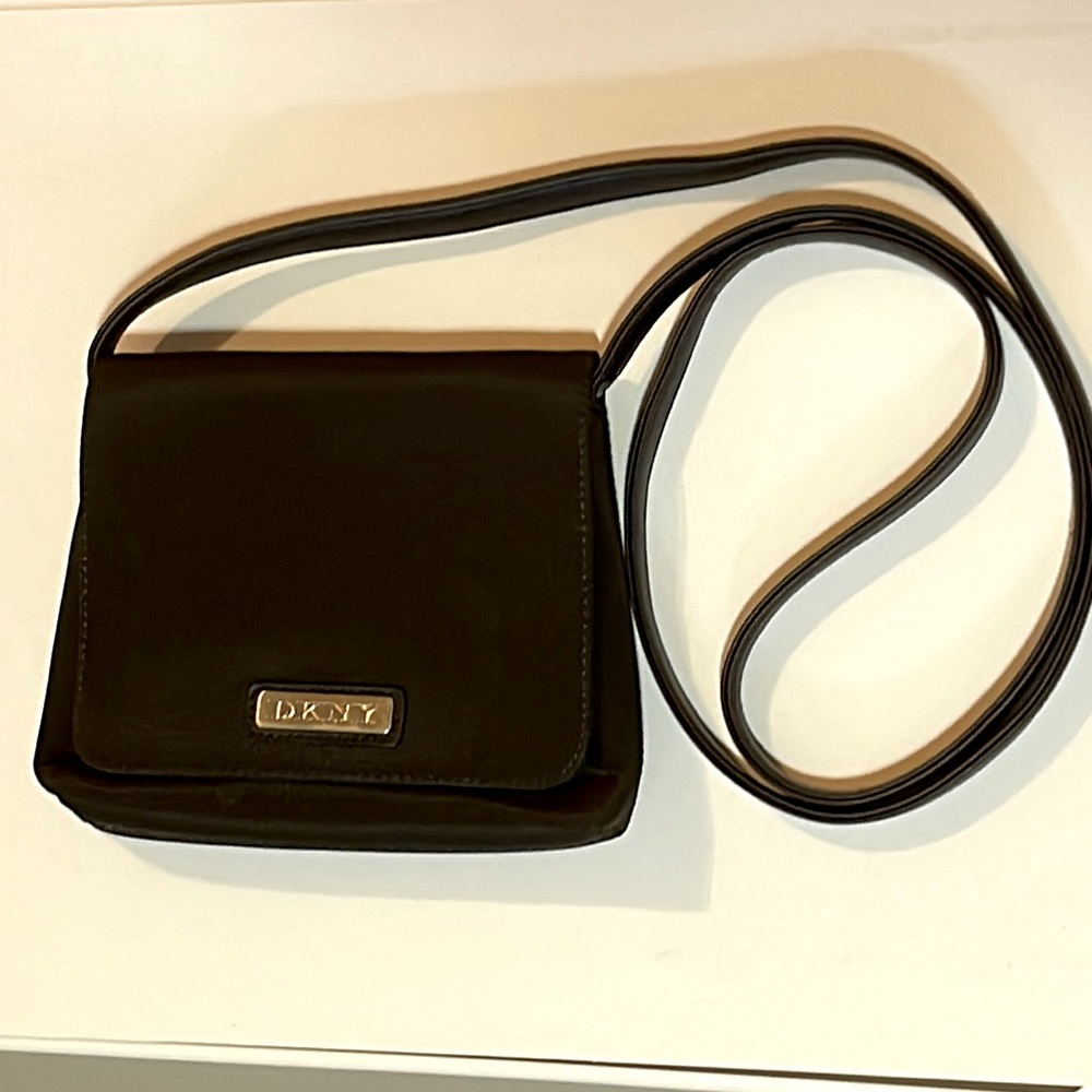 Small crossbody DKNY bag.